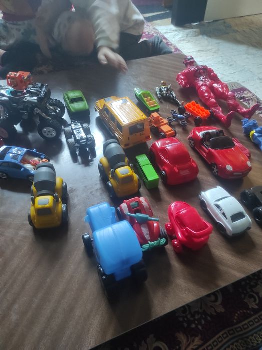 Игрушки и одежда.