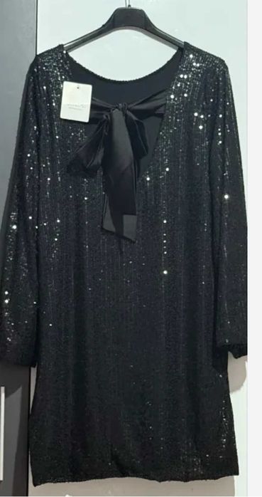 Красива рокля с пайети и панделка на гърба