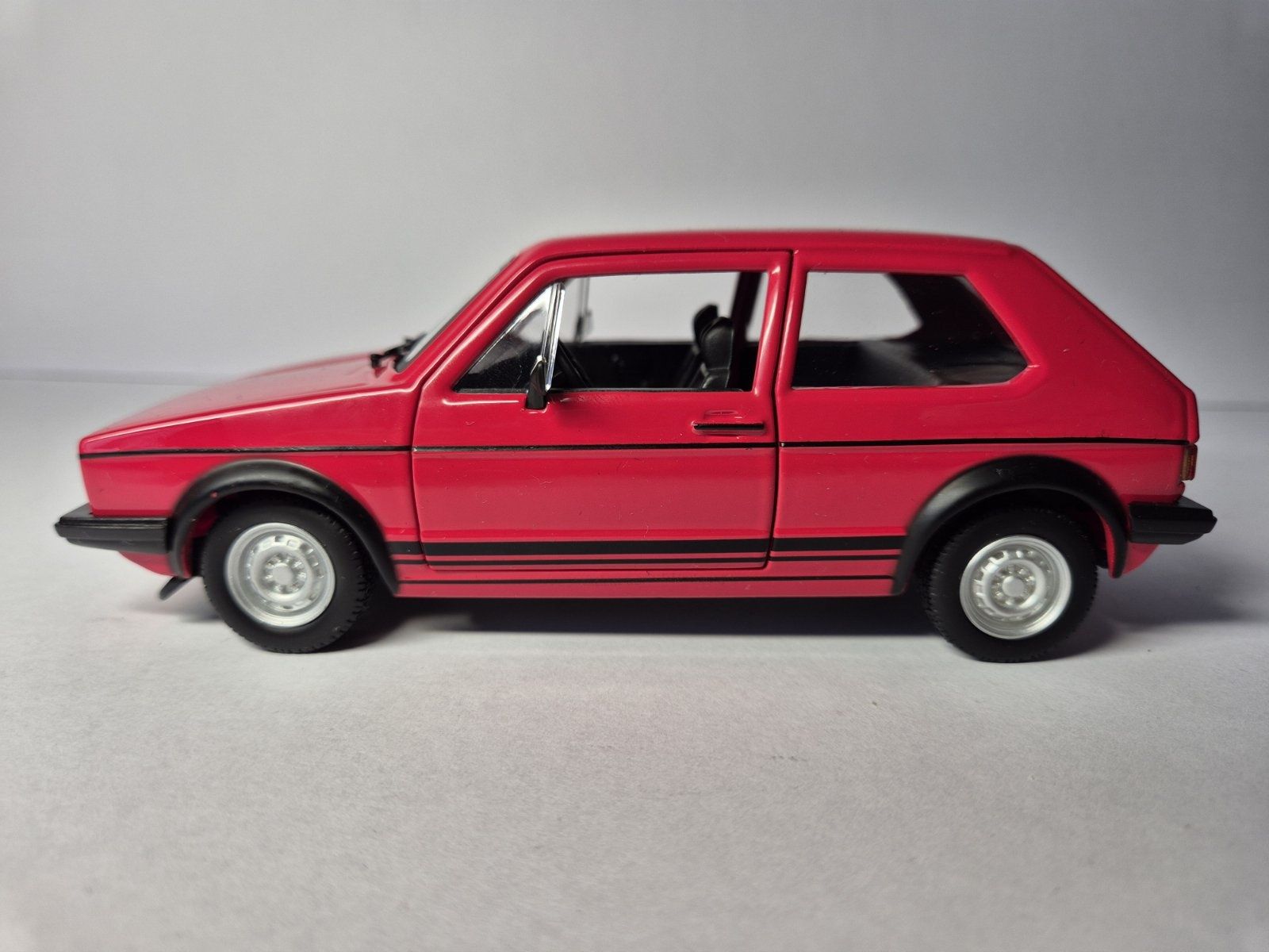 1:24 VW Golf 1 GTI - с рег. номер по избор - за колекция и подарък