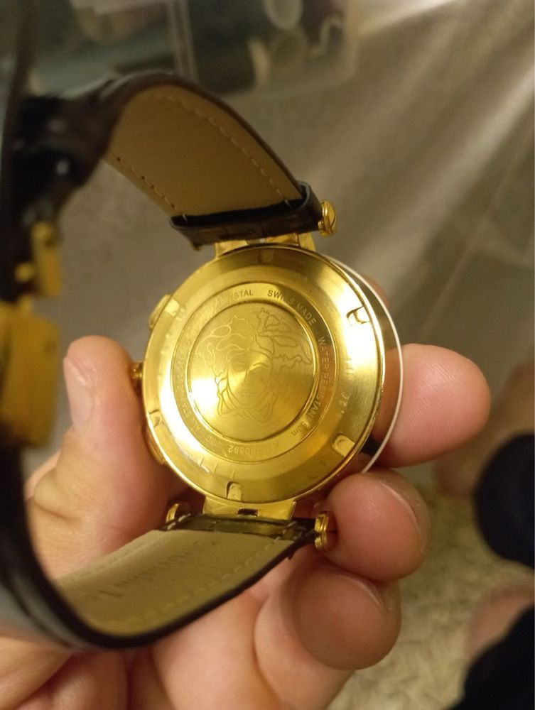 Продаются часы Versace