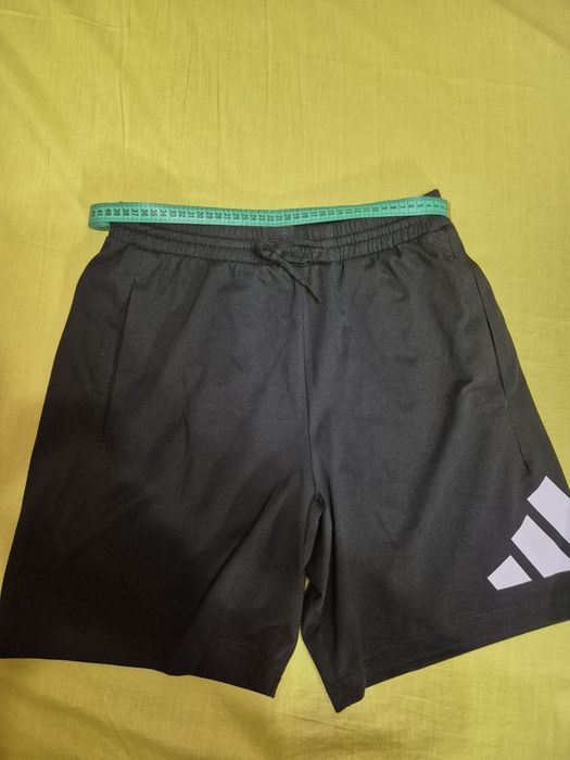 Pantaloni scurți Adidas mărimea M