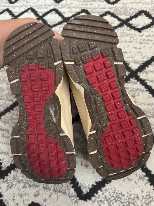 Nike Zoom Vomero 5 Roam Burgundy Team Gold Red Mar 43 Noi Fara Cutie