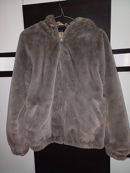 Jacheta blanita ,aproape noua,purtata de 2 ori