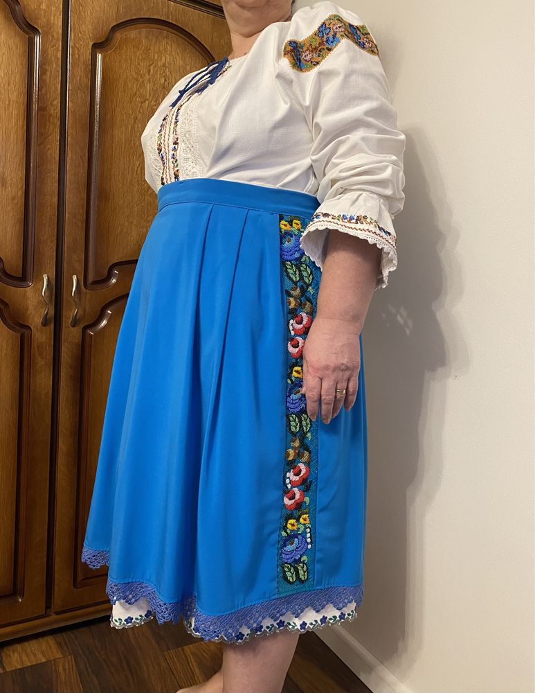 Costum popular cu margele