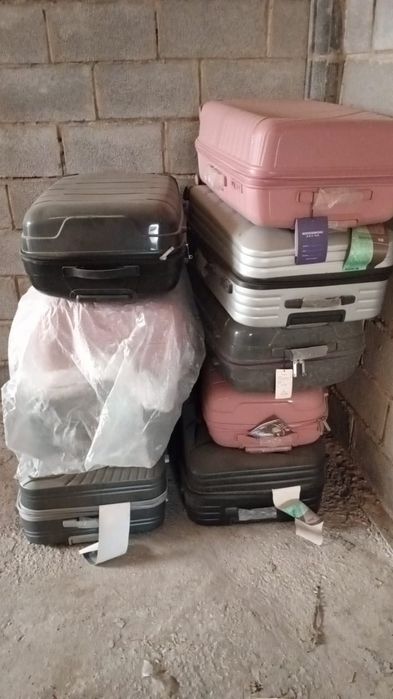 Чемоданы дорожные много разных цветов.