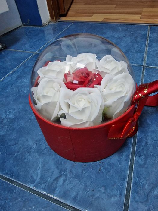 Cos cadou cu trandafiri din sapun si toarta