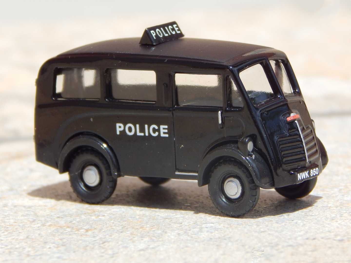 Macheta duba politie englezeasca Austin 101 Classix sc 1:76 la cutie