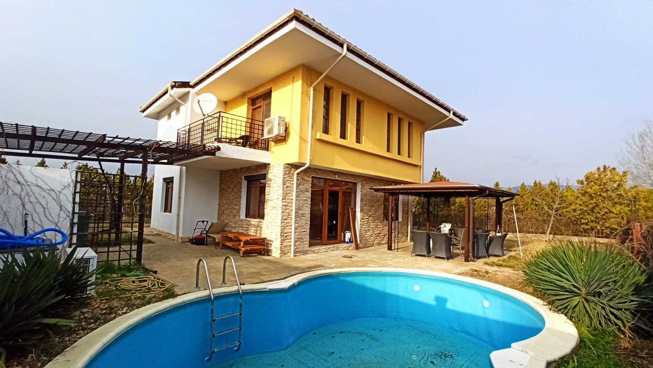 Продава се Къща в с. Гюльовца, Област Бургас - 161 кв.м за 1423 €/кв.м - Снимка #1