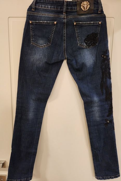 Модерни дамски дънки с бродерия