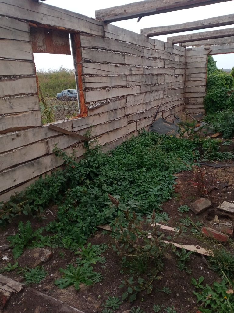 Продам дом бревна и брус на слом гнили нету всё хорошее