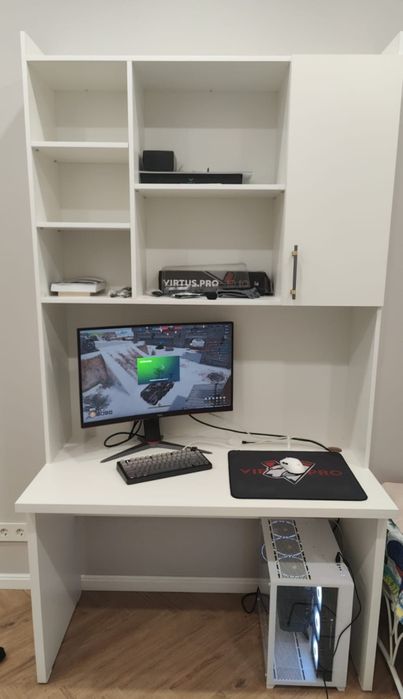 Компьютерный стол с надстольяем