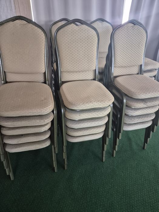 Scaune la 100 lei bucata dispun de 30 de bucati