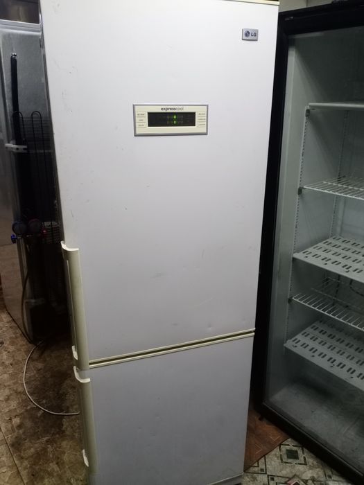 Продам рабочий полностью холодильник