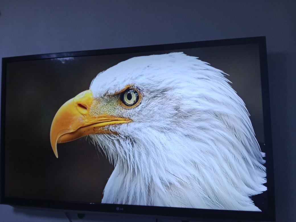 LG-82см.Smart WIFI T2