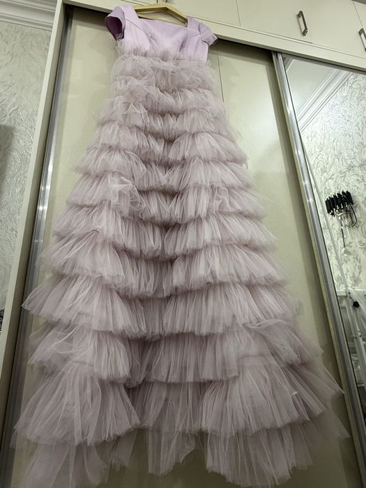 Oqshom libosi sotiladi!