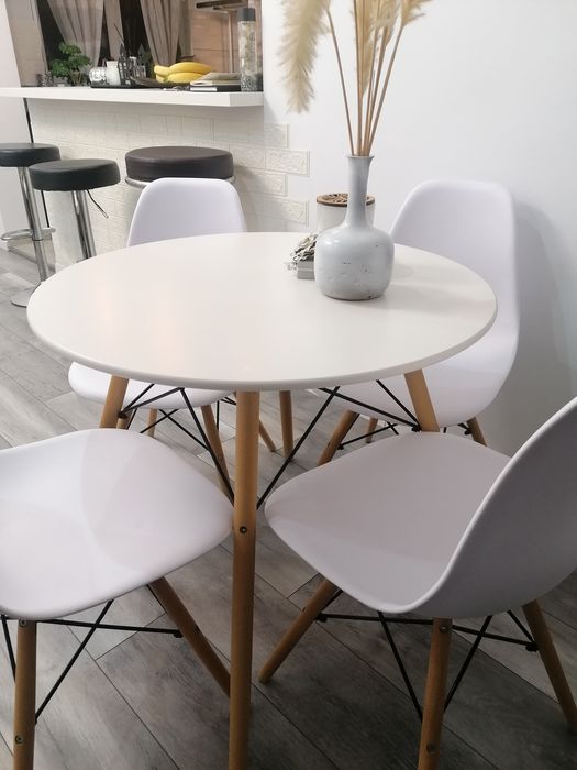 Masă rotundă cu 4 scaune