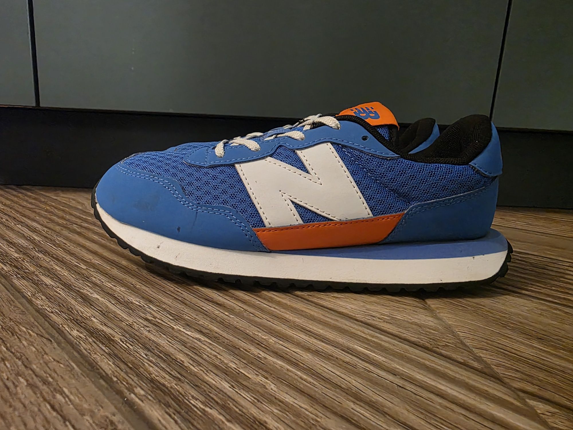 Дамски маратонки New Balance 327