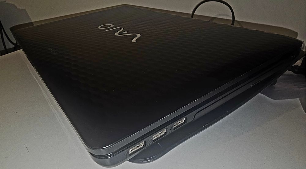 Sony VAIO, model VPCEH1M1E, complet funcțional și gata de utilizare