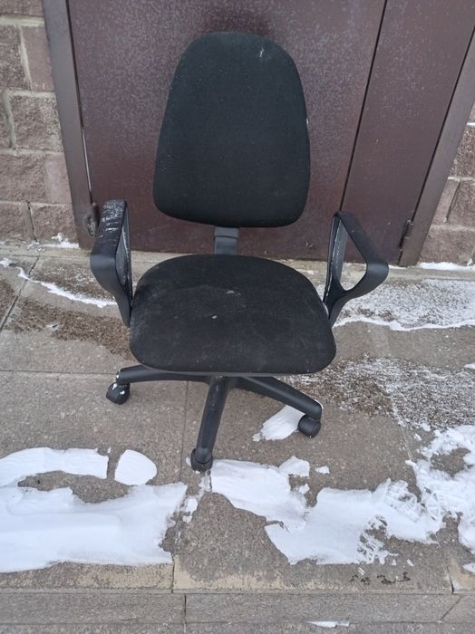 Кресло харошым состояния 2000тенге