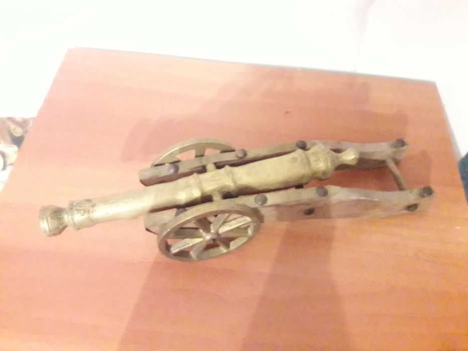 Tun din bronz si suport lemn