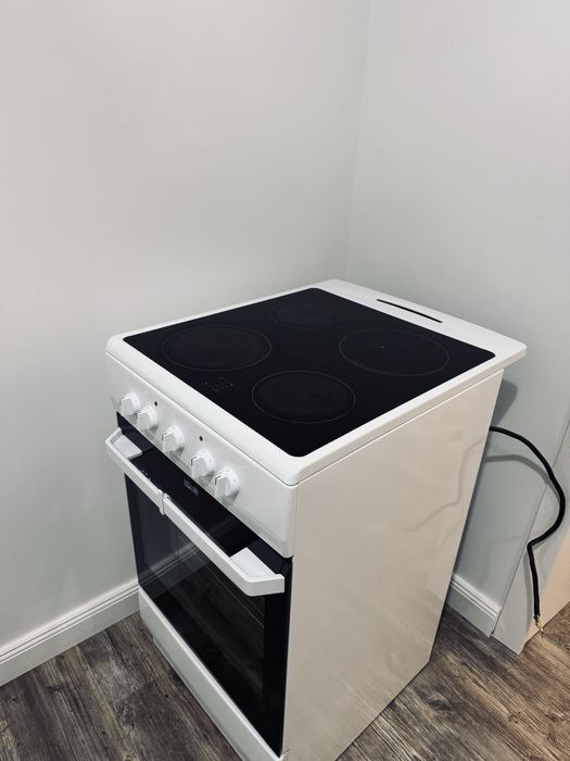 Продаю кухонную электроплиту Hansa в отличном состоянии.