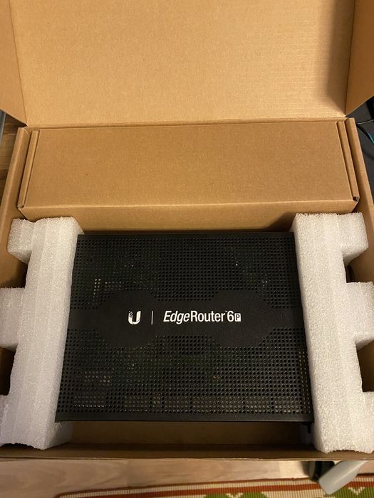 Router EdgeRouter 6 Ubiquiti, PoE - ER-6P + Rackmount ER-RMKIT