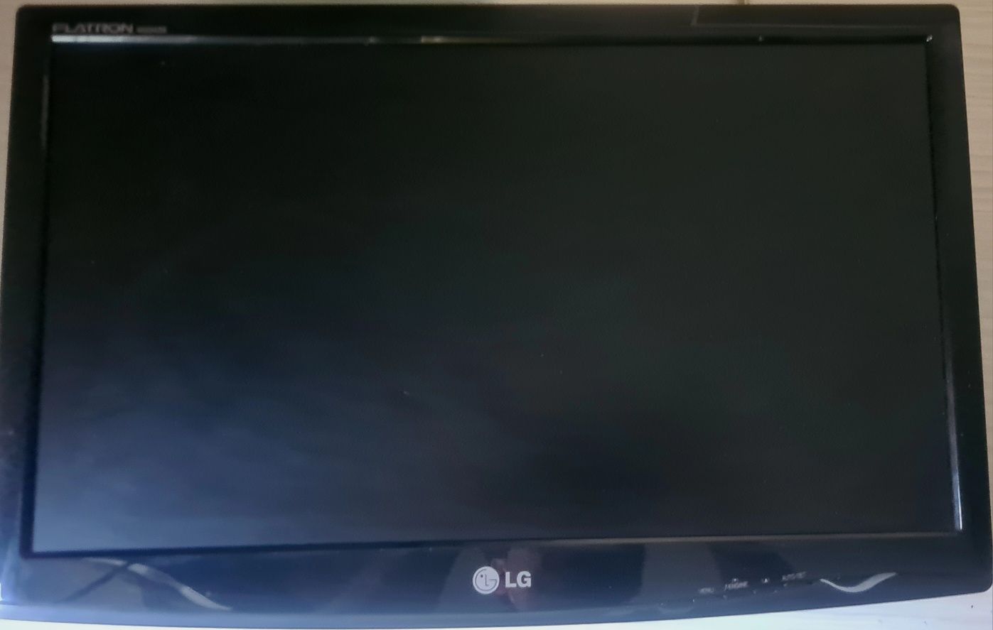 Монитор на стену LG с креплением