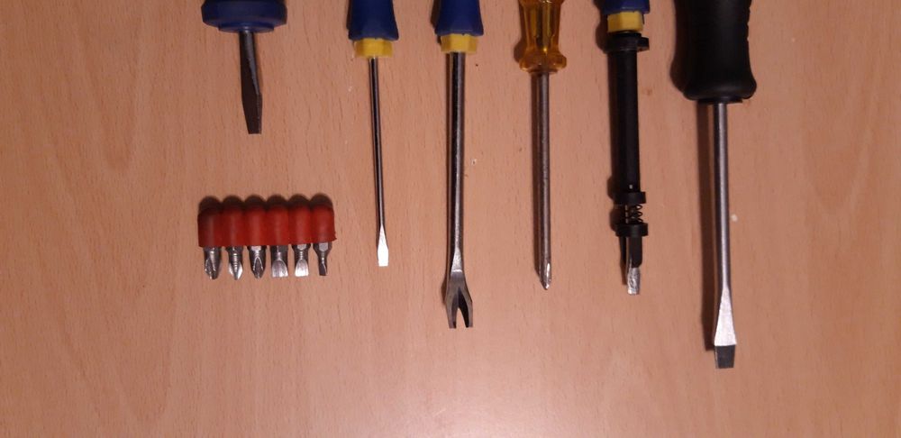 Șurubelnițe diferite + 6 Biți