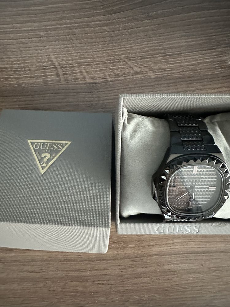 Часовник Guess дамски