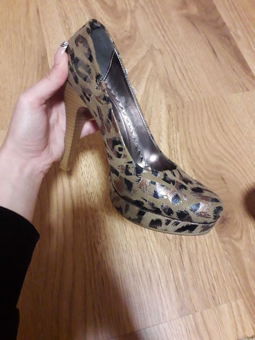 Елегантни обувки на ток