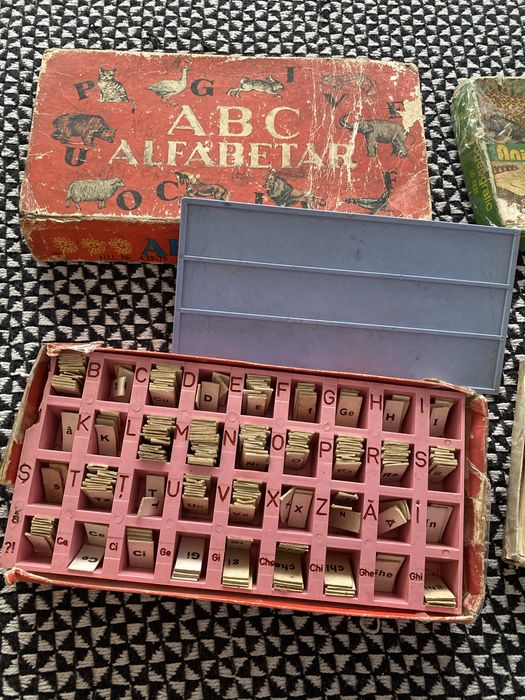 Alfabetar , animale din continente joc