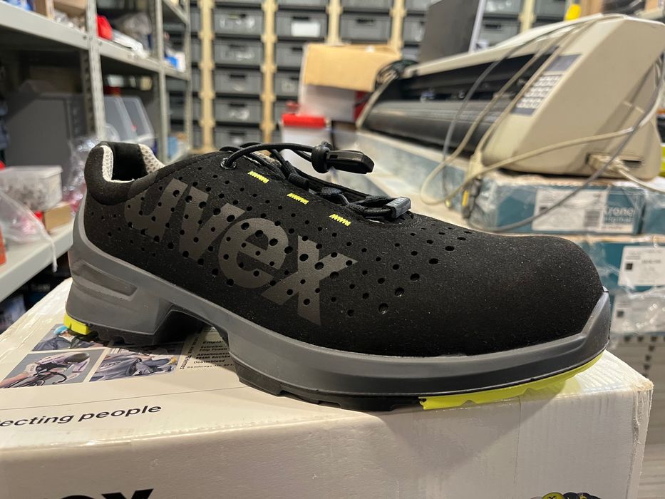 Vând Pantofi de protecție, 45, cu perforatii uvex 1 85438 S1 SRC ESD