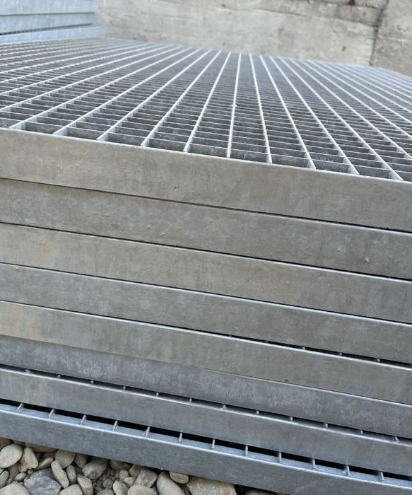 Vând grătare zincate orice dimensiune și trepte pentru scări