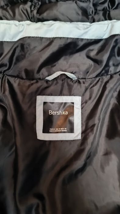 Vând Geaca Bershka