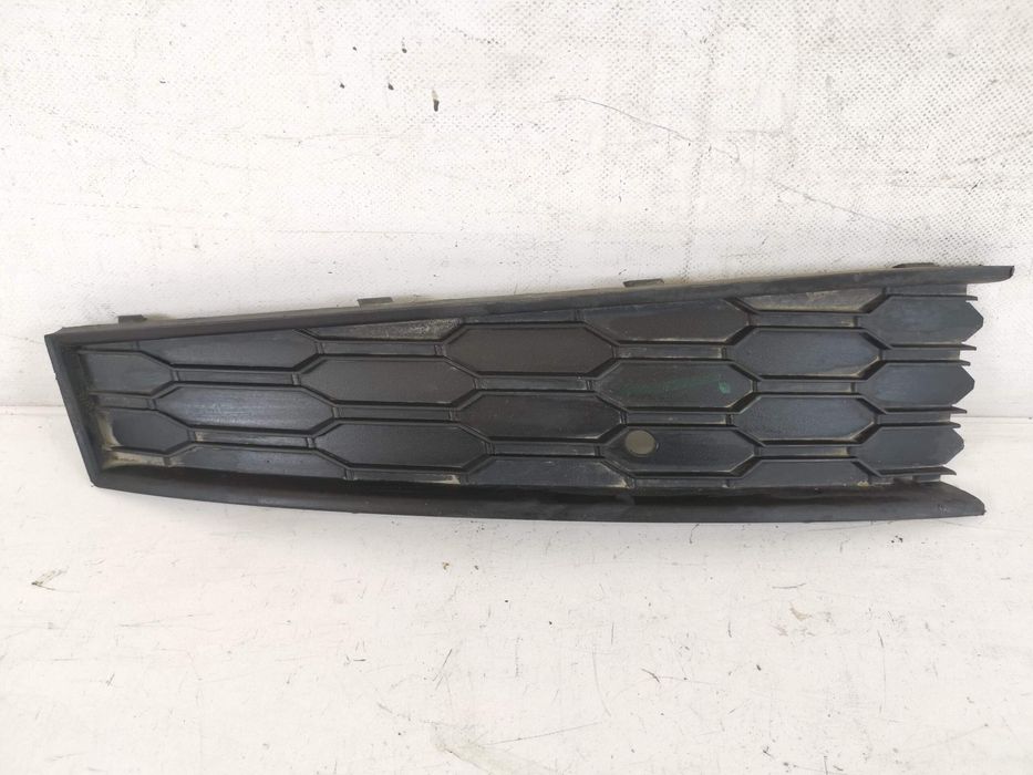 Долна предна лява решетка на фар / Dolna predna lyava reshetka na far