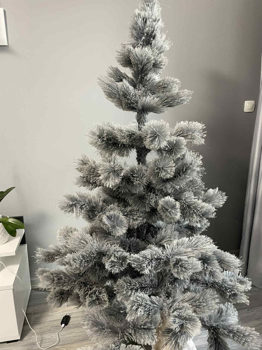 Снежна коледна елха