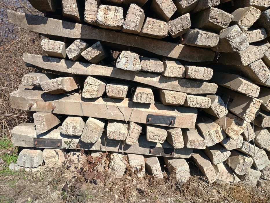 Продавам бетонови трверси