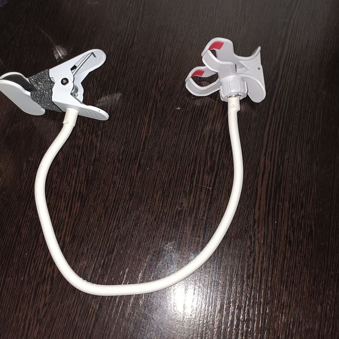 Гибкий держатель для телефона с двумя зажимами.
Предназначен для к