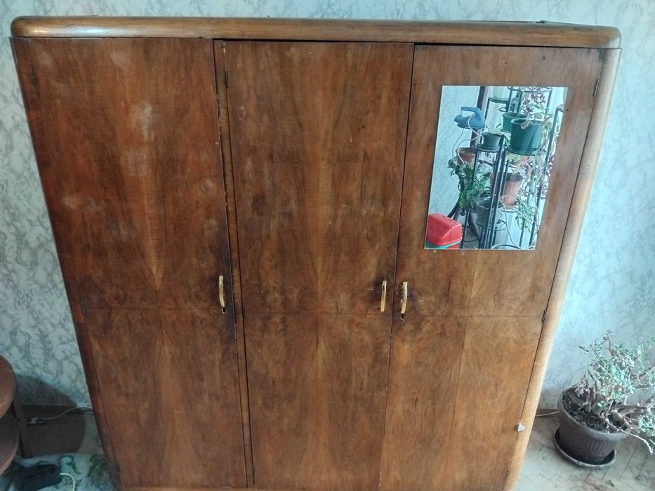 Ретро трикрилен гардероб - масивен