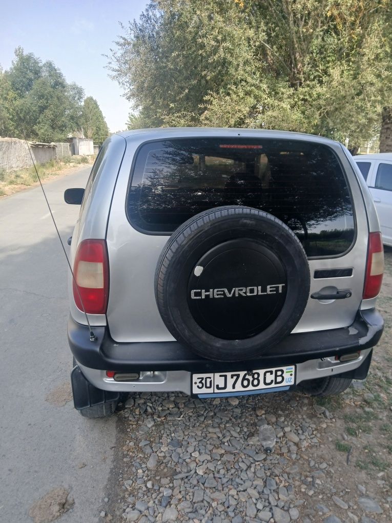 Shebralet niva idiyalni holatda 4x4 soz holatda hamma joyi ishlaydi