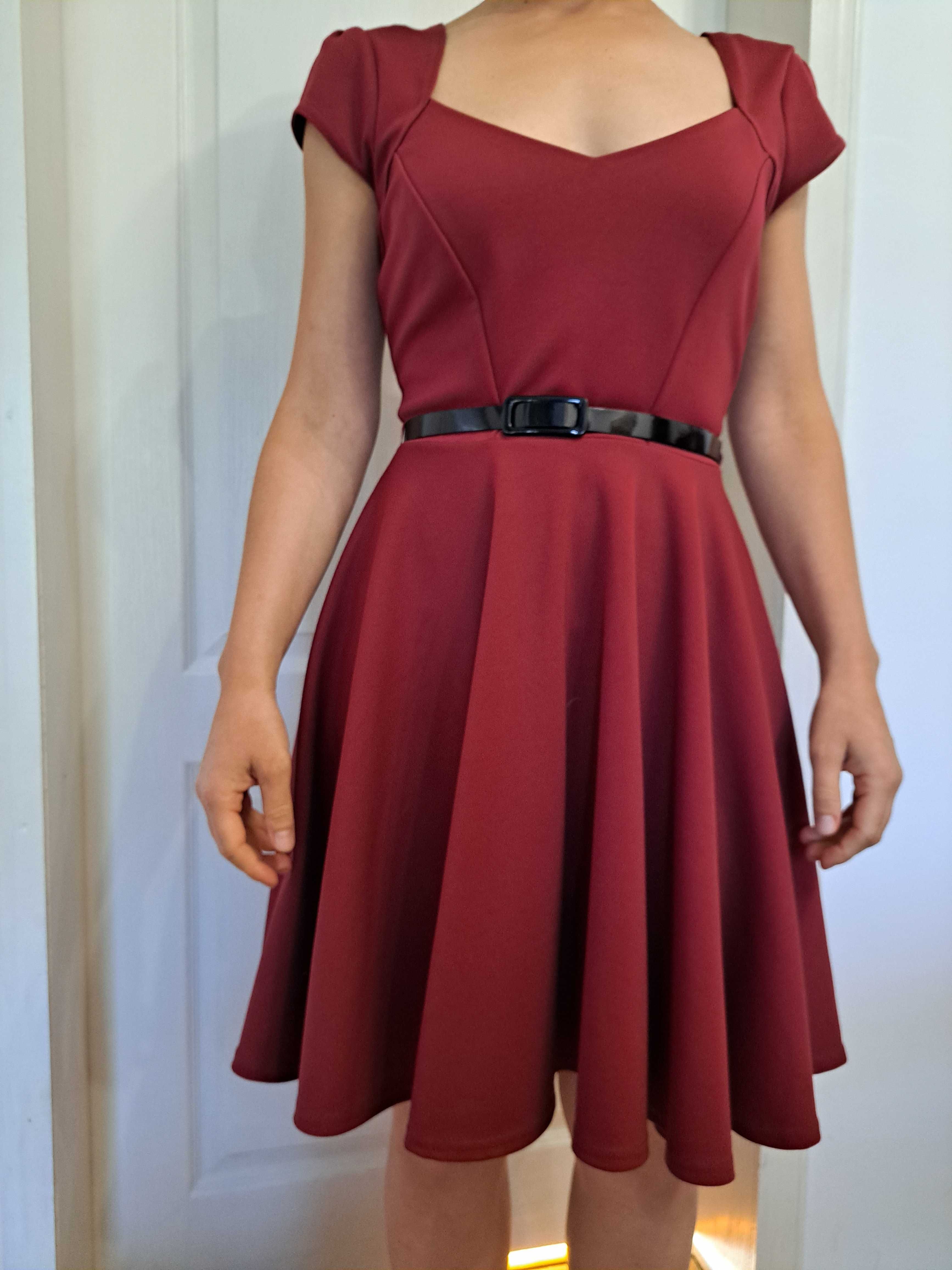 Красива рокля цвят бордо