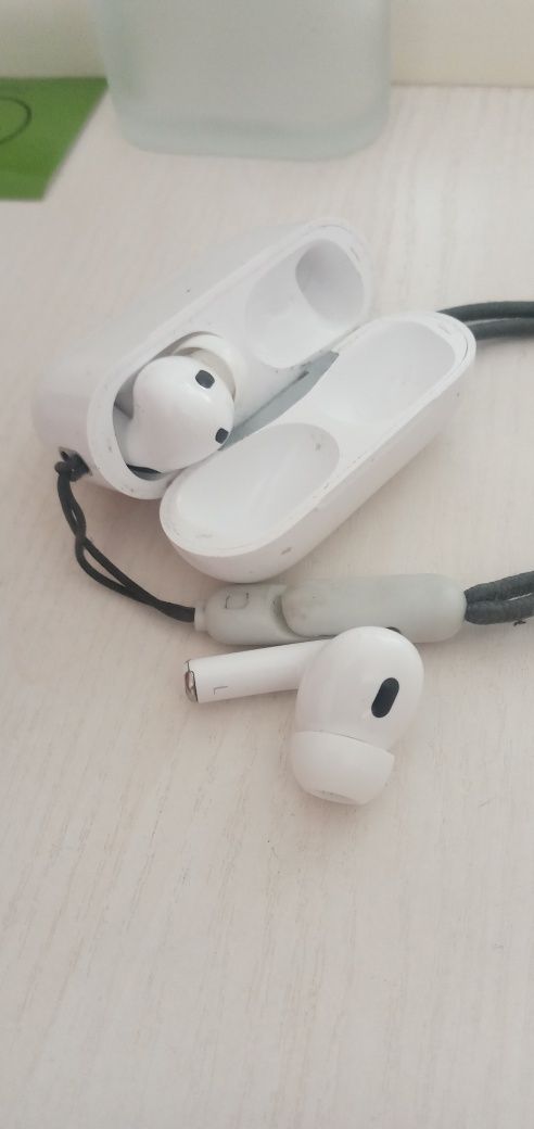 Airpods 3 pro ot betida qrlgan joylari bor ishlashi moshniy zaryadkasi