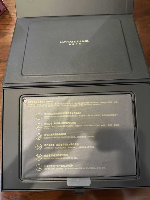 Huawei Mate XT (красный)