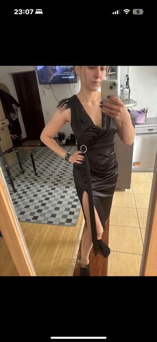 Rochie neagra cu pene