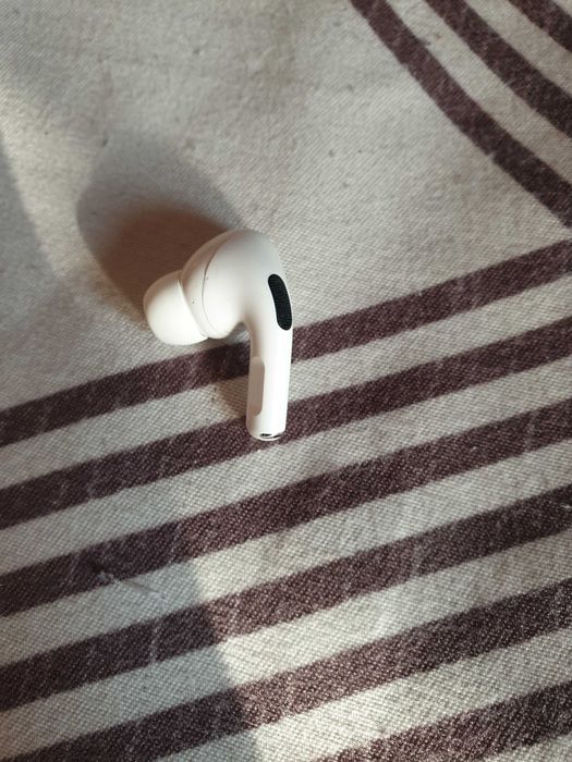 Продам  оригинальный левый наушник Airpods pro 1