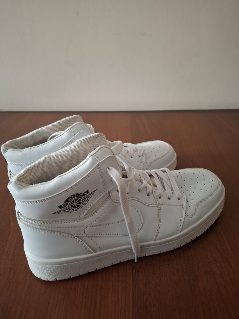 Кроссовки Air Jordan (практически новые)