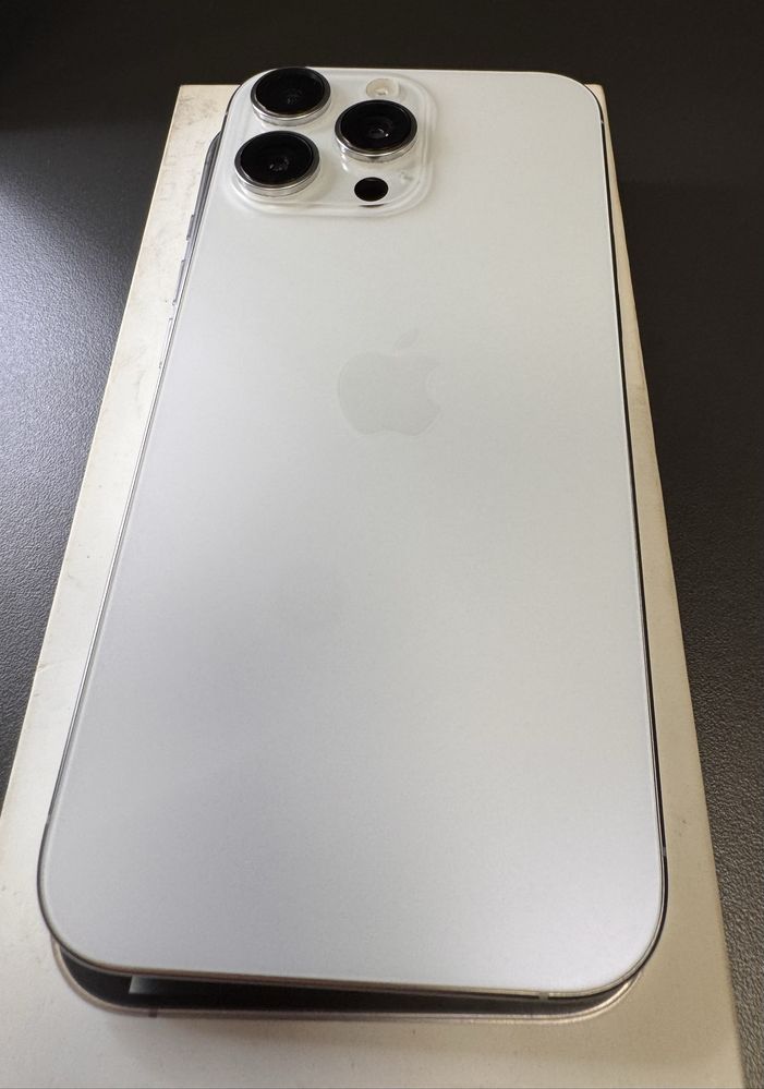 iPhone 16 Pro Max – 256GB – 100% батерия - леки драскотини по екрана