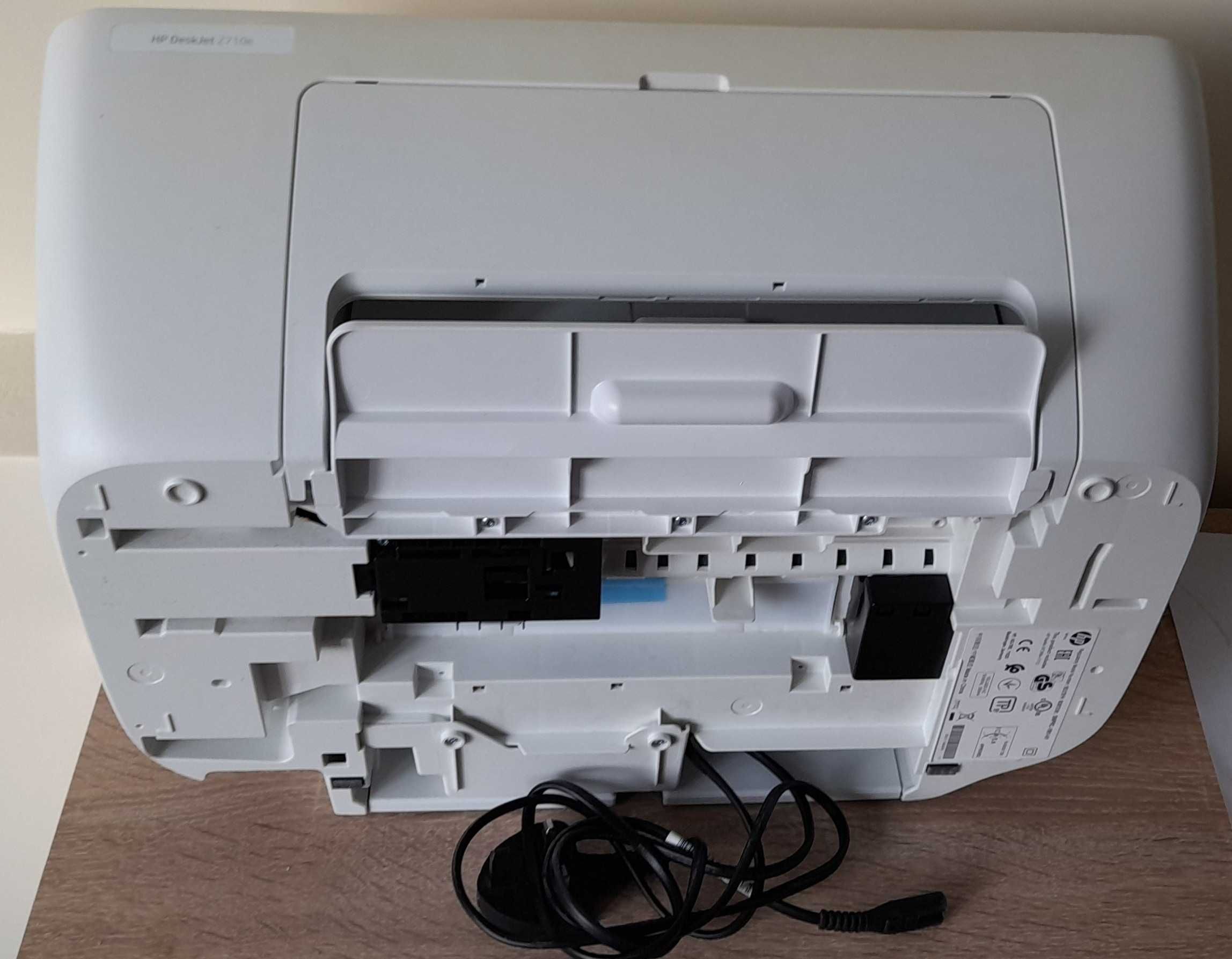 Продавам принтер HP DeskJet 2700e