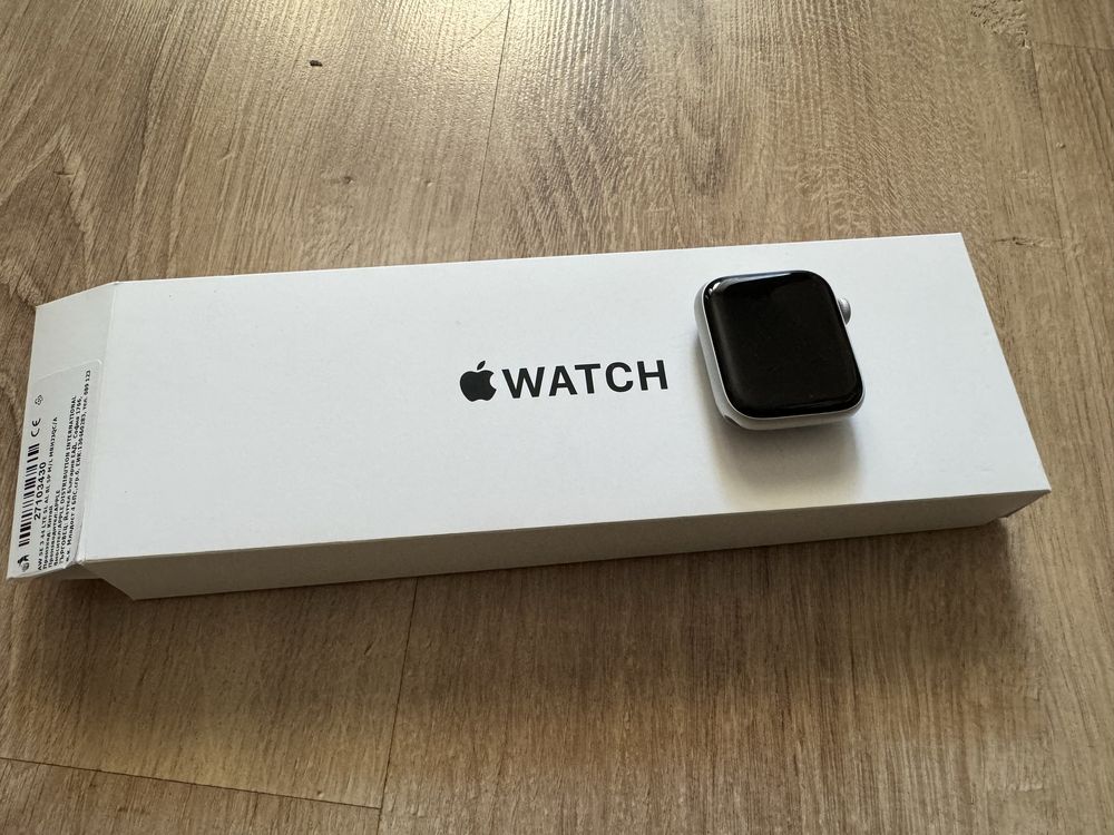 Apple Watch SE ( 2 gen ) Silver 44 mm