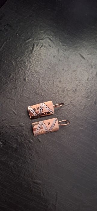 Продам золотые серьги